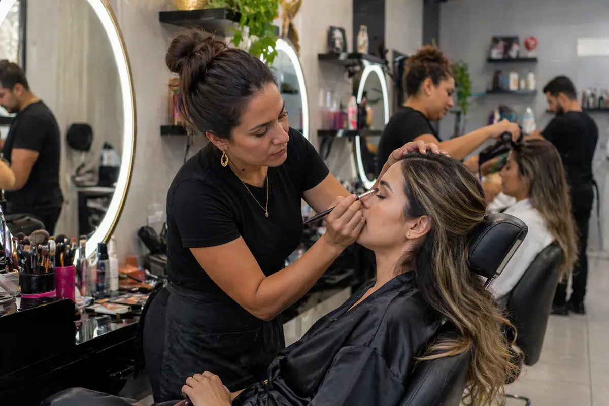 Alunos em curso de confeitaria do programa Qualifica + Macaé