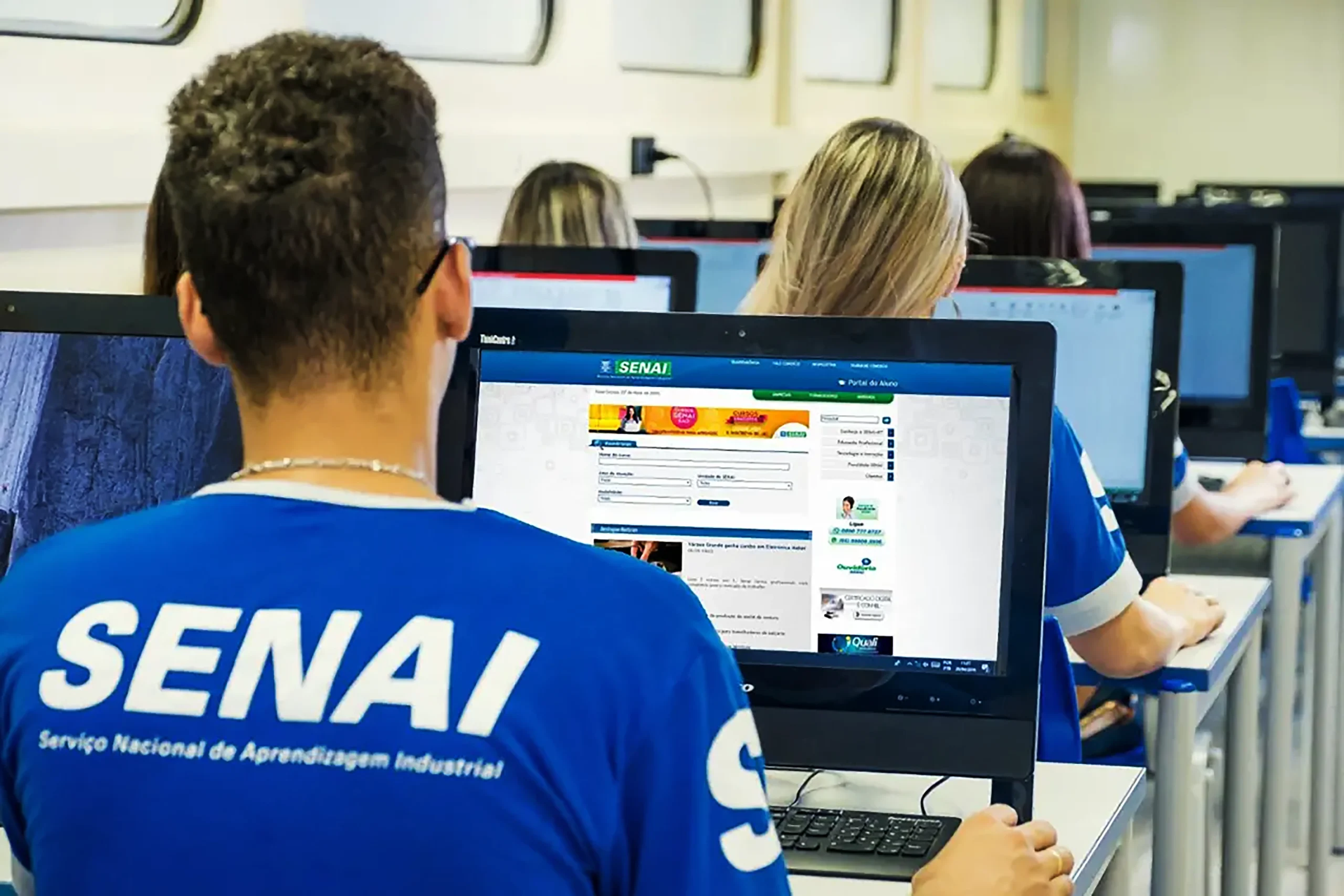 Aluno estudando em computador no SENAI.