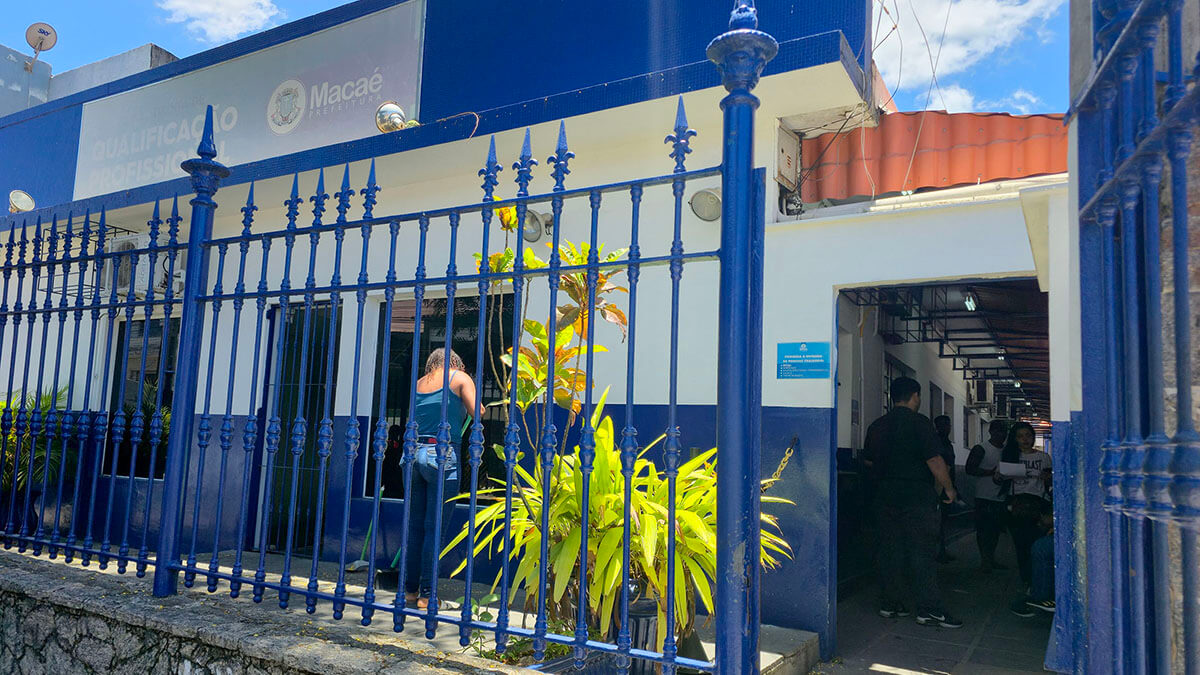 Foto da entrada da Secretaria Adjunta de Qualificação Profissional de Macaé
