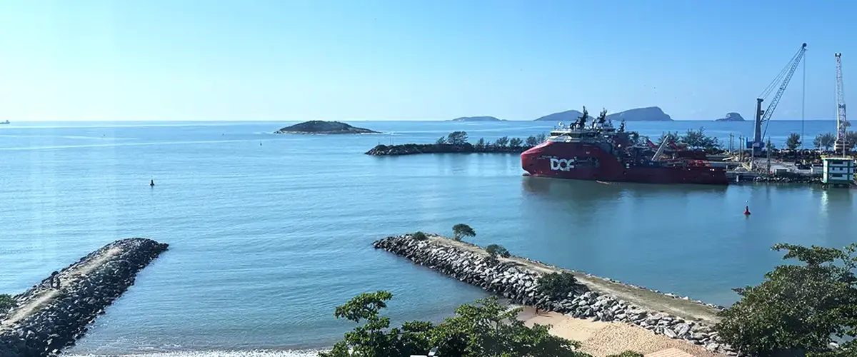 Vista do Porto de Macaé com navio de apoio offshore - Portal Empregos Macaé