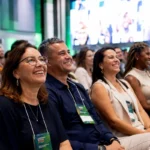 Candidatos reunidos no Centro de Convenções de Macaé durante evento de qualificação profissional.