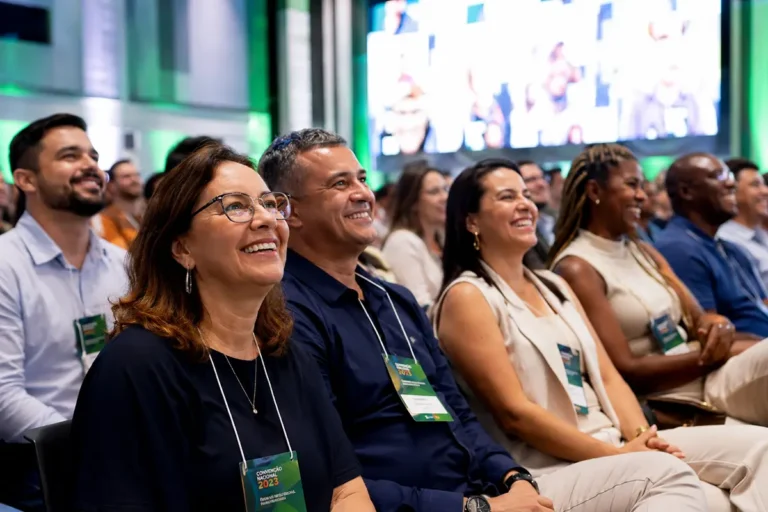 Candidatos reunidos no Centro de Convenções de Macaé durante evento de qualificação profissional.