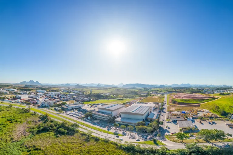 Vista aérea do prédio e pátio de trabalho da SLB em Macaé.
