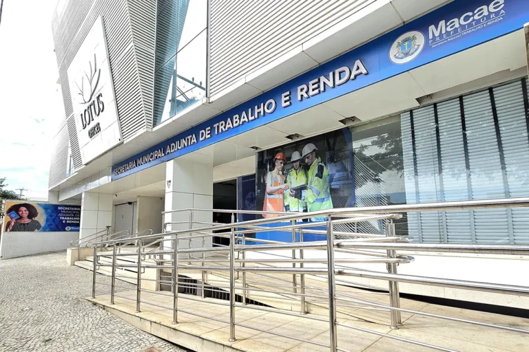 Painel de vagas de emprego em Macaé com 781 oportunidades em diversos setores.