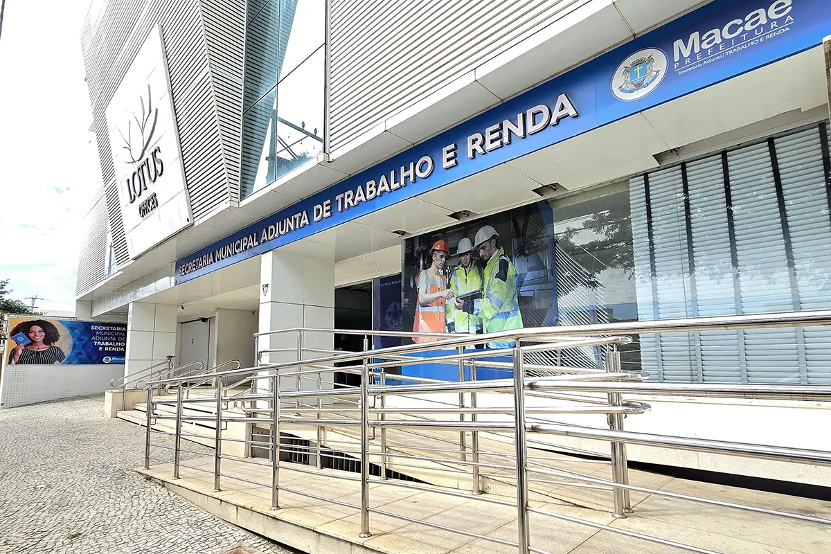 Painel de vagas de emprego em Macaé com 781 oportunidades em diversos setores.