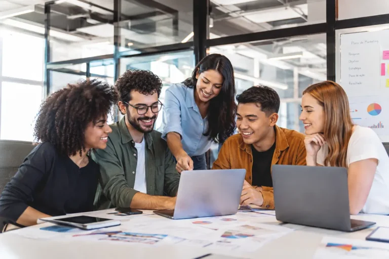 Estudantes universitários em ambiente de aprendizado corporativo, simbolizando as vagas de estágio da Foresea em Macaé.