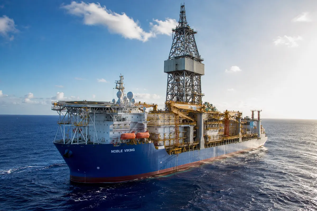 Navio-sonda de perfuração offshore em águas profundas representando as vagas de emprego na Foresea em Macaé.
