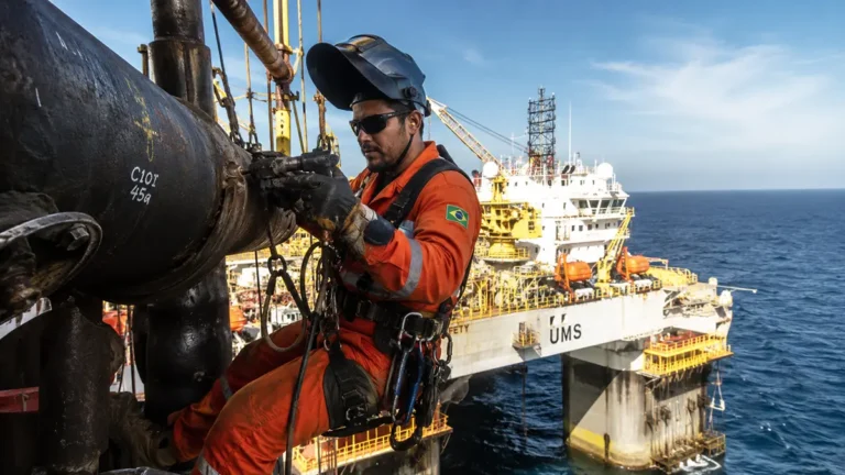 Anúncio do processo seletivo digital da Mota-Engil Brasil para vagas de Caldeireiro e Caldeireiro Escalador para contrato offshore UMS.
