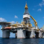 Plataforma moderna de perfuração offshore operando em alto-mar, ilustrando a abertura de novas vagas de emprego na Foresea em Macaé.