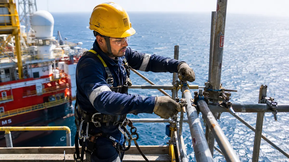 Anúncio do processo seletivo presencial da Mota-Engil Brasil em Macaé para Montador de Andaime Offshore.
