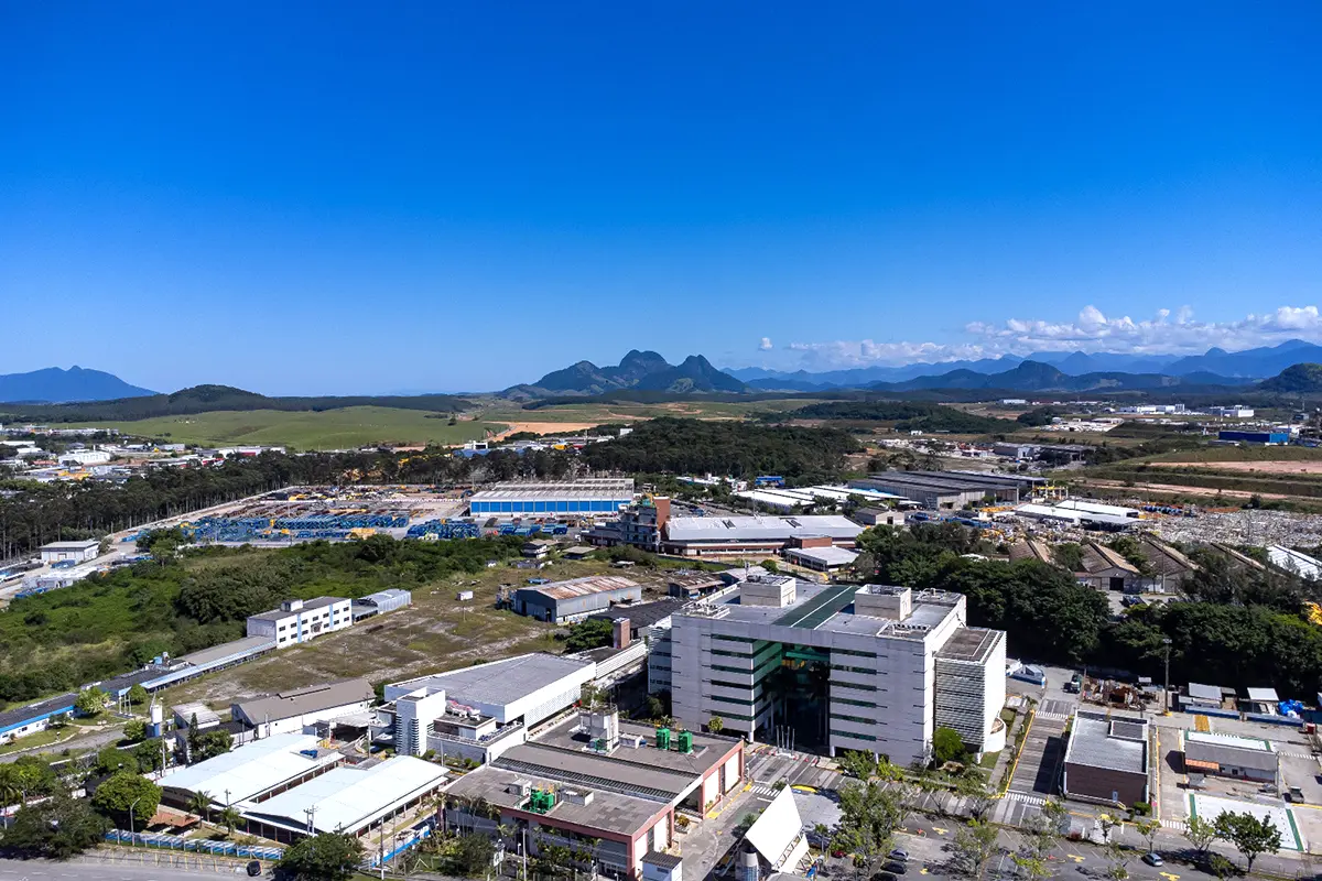 Visão aérea do polo industrial de Imboassica em Macaé reunindo bases de empresas offshore.