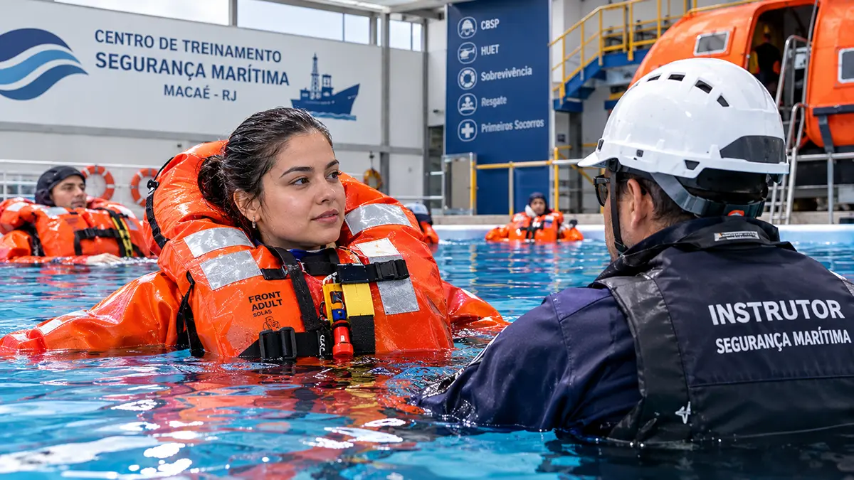 Profissional feminina durante treinamento prático de segurança marítima em Macaé.