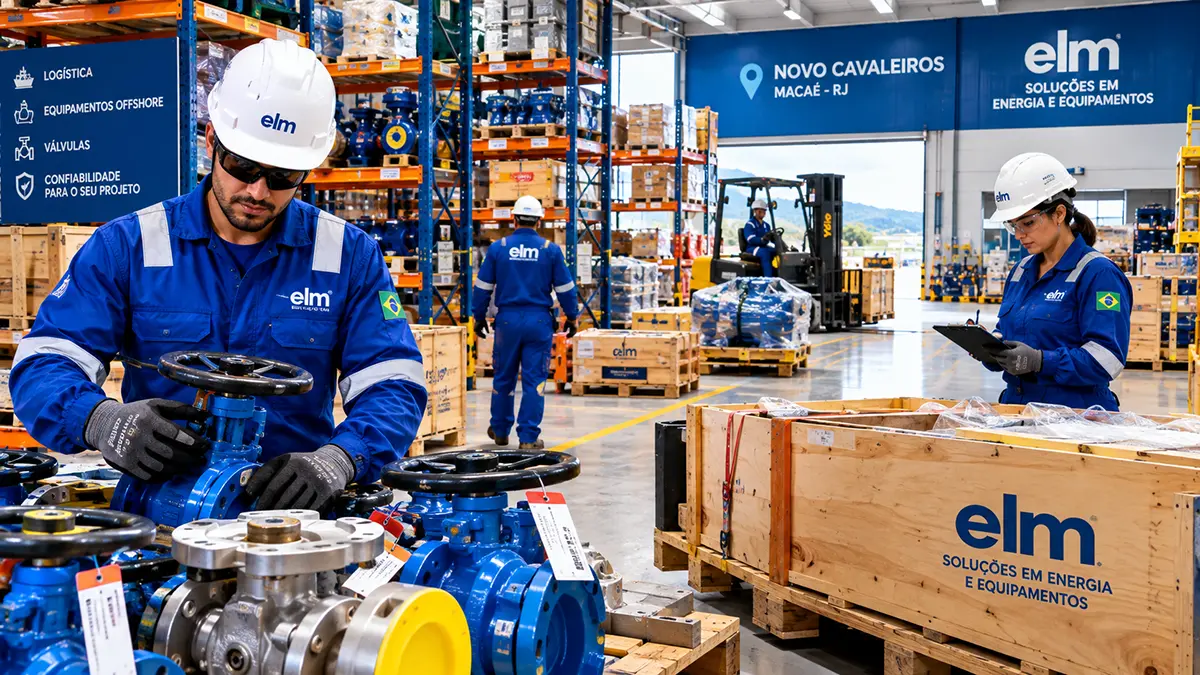 Trabalhadores em base terrestre de empresa offshore nos polos industriais de Macaé.